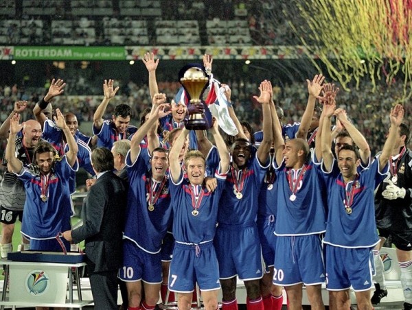 Euro-2000.jpg (232.11 Kio) Vu 877 fois Euro-2000.jpg